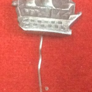 Адмиралтейский кораблик на иголке
