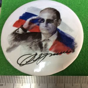 В. Путин на фоне флага